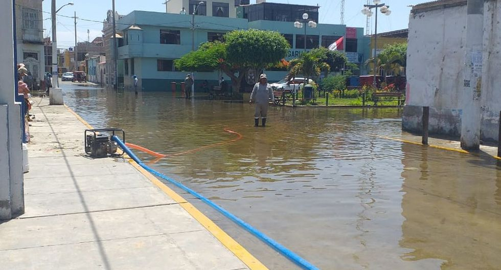 La Libertad: con motobombas evacúan agua de canal de regadío que inundó calles de Pacasmayo