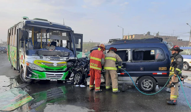 Trujillo: choque entre ómnibus y minivan deja un muerto y varios heridos