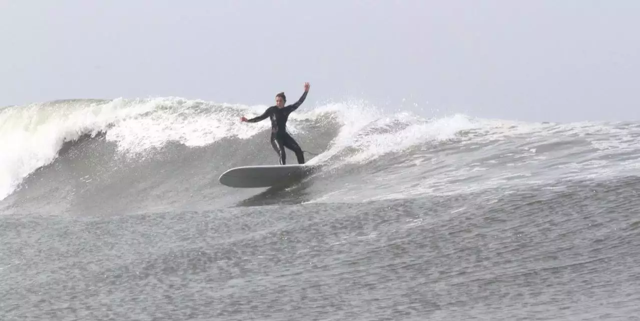 La surfista Monique Pontes agarra olas en el Perú en preparación al Circuito Mundial