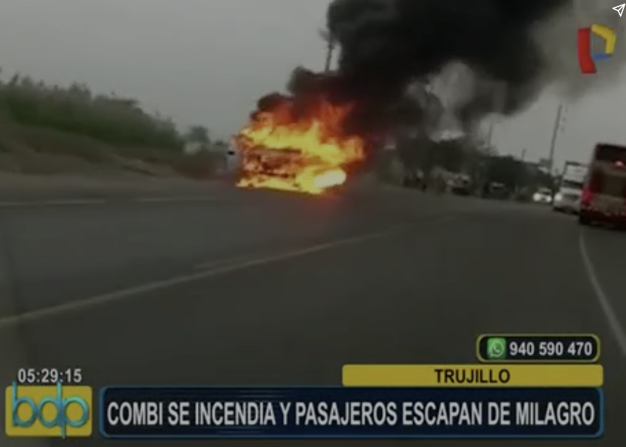 Combi se incendia en la carretera de Trujillo a Pacasmayo