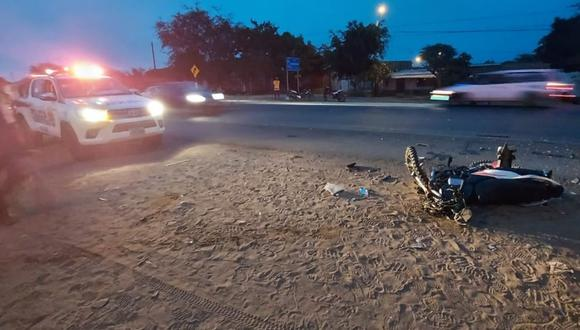 Choque entre motocicleta y automóvil deja dos muertos