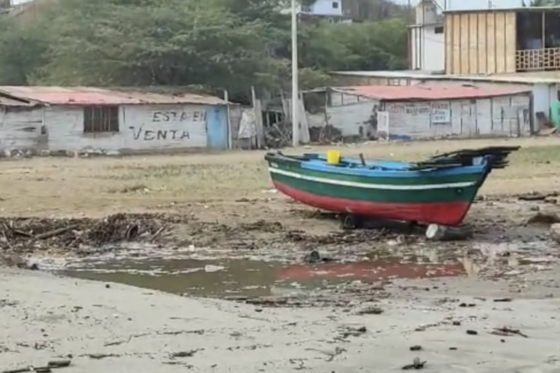 Oleajes ligeros a moderados obligan a cerrar 26 puertos del litoral centro y sur