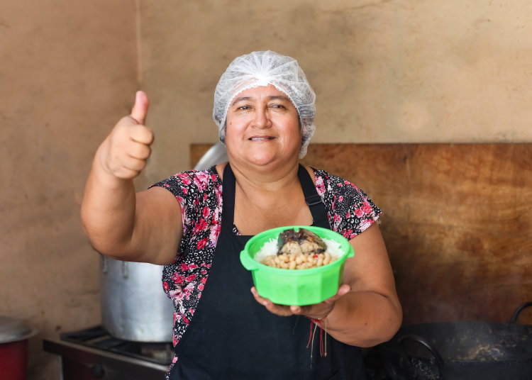 Madre de comedor popular de Carabayllo es reconocida en su comunidad por combatir la anemia y su buena sazón