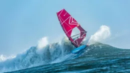 Morisio encuentra la ola adecuada y escribe la historia del windsurf