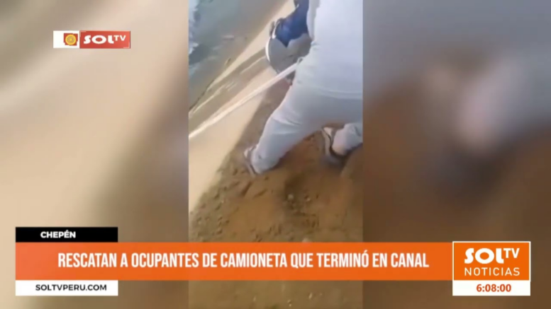 Rescatan a ocupantes de camioneta caída en canal de Chepén