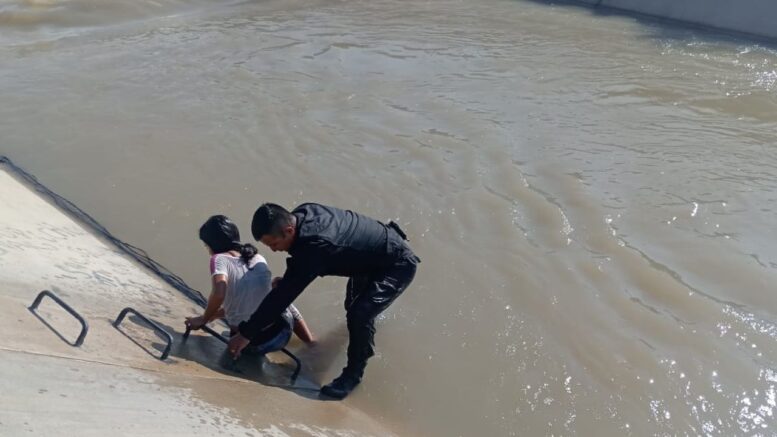 Policía rescata a menor arrastrada por canal en Chepén